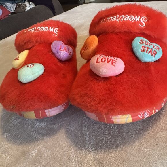 SWEETHEARTS X CROCS US 10 M / 12 W Shoes Fuzzy Red Valentines Day - Picture 6 of 8